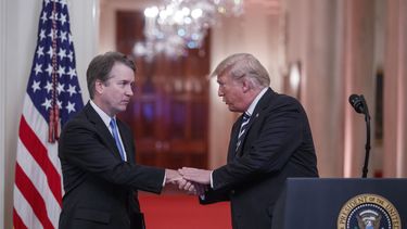 &nbsp;El presidente de Estados Unidos, Donald Trump, saluda al nuevo juez del Tribunal Supremo, Brett&nbsp;Kavanaugh.