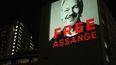 Una imagen de Julian Assange se ve proyectada en la calle Leake, en el centro de Londres, el domingo 10 de abril de 2022, para marcar tres años desde su detención en la prisión de Belmarsh, mientras Estados Unidos continúa su proceso legal para pedir su extradición.&nbsp;