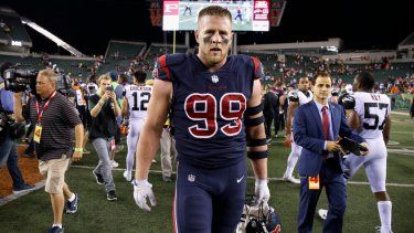 J.J. Watt, defensive end de los Texans de Houston, abandona el terreno tras un triunfo sobre los Bengals de Cincinnati, el 14 de septiembre de 2017.