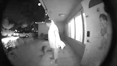 Jeff Pigeon dice que estaba sentado en su casa viendo la televisión la noche del sábado cuando dice haber escuchado un golpe frenético y haber encontrado a una persona en el&nbsp;portal&nbsp;pidiendo ayuda.