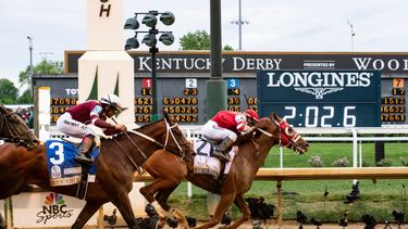 El venezolano Sonny León remata con el ejemplar Rich Strike&nbsp; &nbsp;y gana el Kentucky Derby