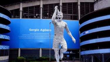 El Manchester City devela una estatua del argentino Sergio Agüero creada por el escultor Andy Scott, afuera del Estadio Etihad, el viernes 13 de mayo de 2022, en Manchester, Inglaterra.&nbsp;