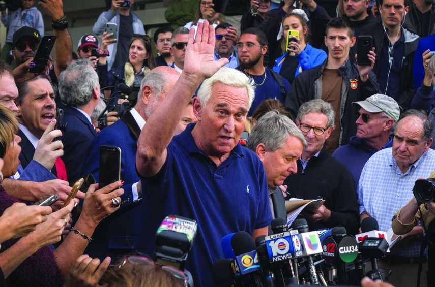 Stone (c) ofrece una rueda de prensa en el exterior del Tribunal Federal de Fort Lauderdale.&nbsp;