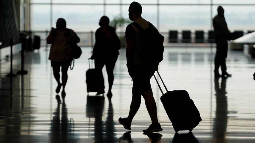 Viajeros caminan por el Aeropuerto Internacional de Estados Unidos.