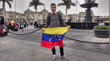&nbsp;Un joven muestra una bandera de Venezuela en una conocida plaza en Lima Perú.&nbsp;
