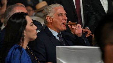 El gobernante cubano Miguel Díaz-Canel fuma un puro durante una subasta de humidores celebrada como parte de la ceremonia de clausura del XXV Festival del Habano en La Habana, el 28 de febrero de 2025. 