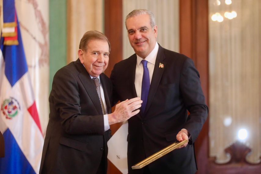 Edmundo González Urrutia con el presidente de República Dominicana Luis Abinader, al finalizar su gira.&nbsp;&nbsp;