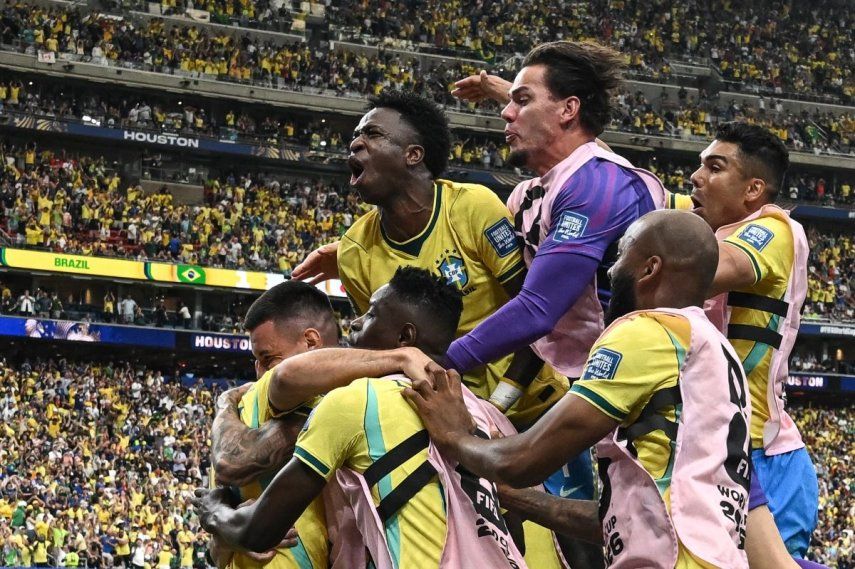 Jugadores de Brasil celebran el segundo gol de su selección en un partido del Mundial ante Japón, el 29 de junio de 2026.