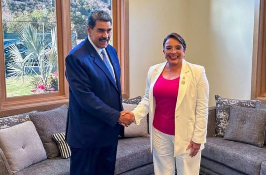El dictador de Venezuela, Nicolás Maduro, es recibido en Tegucigalpa, Honduras, por la presidenta izquierdista Xiomara Castro.