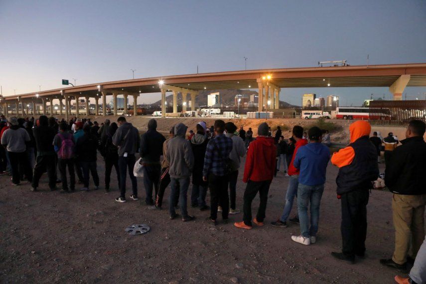 Migrantes venezolanos acampan frente al puesto de operaciones de la Patrulla Fronteriza de EEUU.