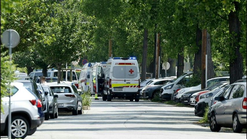 Imágenes de la policía y varias ambulancias cerca de un colegio donde unos disparos dejaron varias personas muertas, incluido el presunto atacante, y otras gravemente heridas en un colegio de Graz, en el sureste de Austria, según el Ministerio del Interior, citado por la televisión pública.