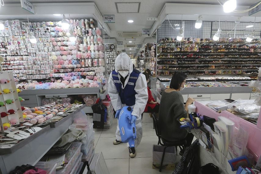 Un trabajador de salud roc&iacute;a desinfectante en una tienda como precauci&oacute;n contra el nuevo coronavirus, en esta fotograf&iacute;a de archivo del 5 de febrero de 2020, en el mercado Namdaemun de Se&uacute;l.