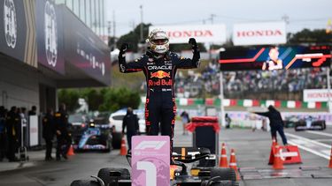 El piloto holandés de Red Bull Racing, Max Verstappen, celebra en su auto luego de su victoria en el Gran Premio de Japón de Fórmula 1 en Suzuka, prefectura de Mie, el 9 de octubre de 2022. Ford anunció su unión con la escudería campeona &nbsp; &nbsp;