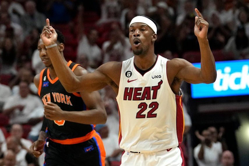 El alero del Heat de Miami, Jimmy Butler, reacciona tras lanzar un triple en el juego 4 de las semifinales de la Conferencia Este ante los Knicks de Nueva York, el lunes 8 de mayo del 2023.&nbsp;
