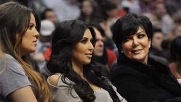 Khloé Kardashian junto a su hermana Kim y su madre, Kris Jenner. (REUTERS). 