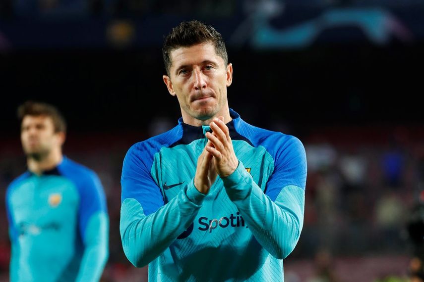 El polaco Robert Lewandowski, del Barcelona, aplaude a los aficionados tras la goleada que sufrió su equipo ante el Bayern Múnich en la Liga de Campeones, el miércoles 26 de octubre de 2022&nbsp;