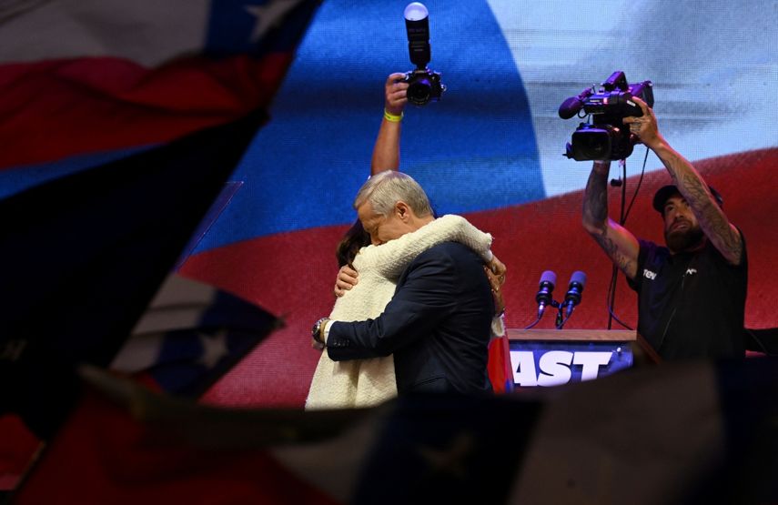 En Chile, José Antonio Kast abraza a su esposa_AFP