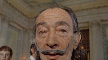 En esta foto de archivo del 21 de mayo de 1973 el pintor surrealista espa&ntilde;ol Salvador Dal&iacute; presenta su primer Chrono-Hologram en Par&iacute;s, Francia.&nbsp;