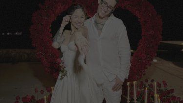 El cantante Lenny Tavárez y su futura esposa, Natasha Nazario.