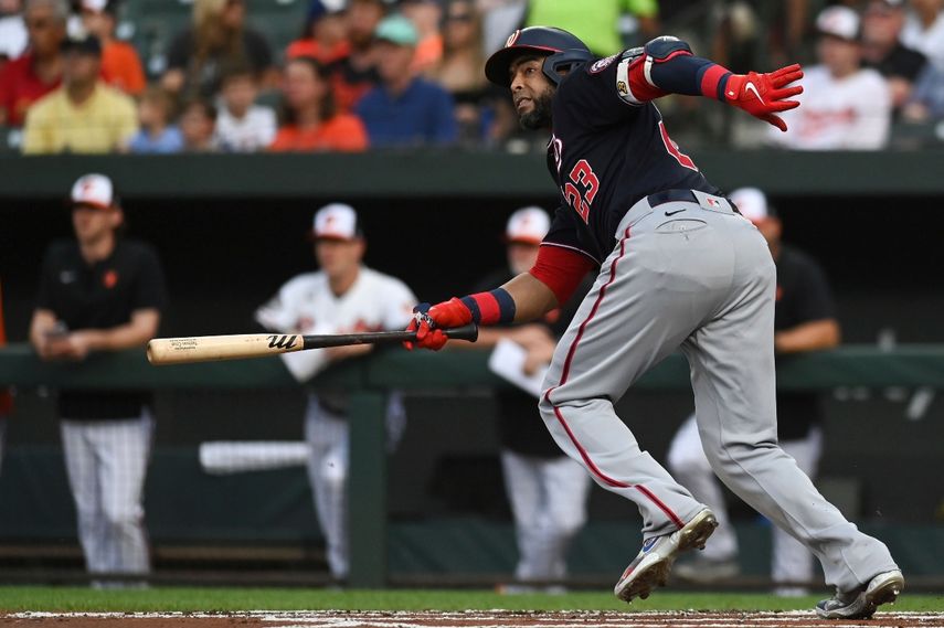 Nelson Cruz de los Nacionales de Washington corre tras batear un doble ante los Orioles de Baltimore, el 21 de junio de 2022.&nbsp;