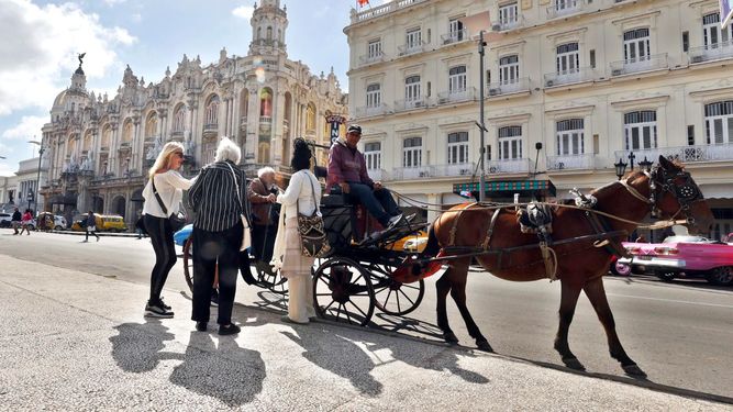 Turistas montando en un coche en La Habana, Cuba.