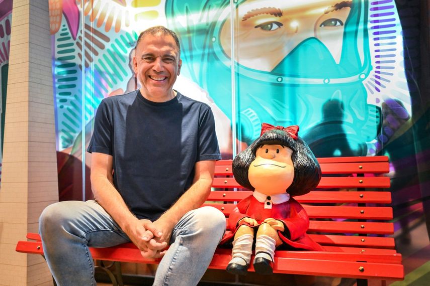 El vicepresidente de contenidos para América Latina de Netflix, el mexicano Francisco Ramos, posa junto a una estatua de Mafalda, personaje de historieta creado por el dibujante argentino Joaquín Salvador Lavado, conocido como Quino, el 28 de enero de 2025, en Buenos Aires, Argentina.