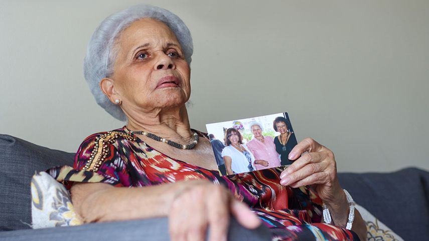 Alina Miyares muestra una fotografía de su hija Alina López (centro).