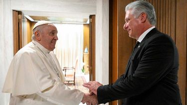 El papa Francisco saluda al dictador de Cuba, Miguel Díaz-Canel.&nbsp;