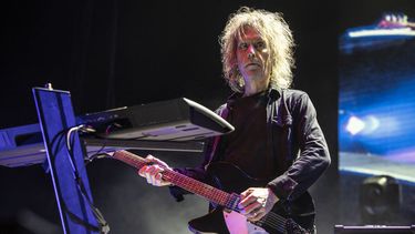 Perry Bamonte, de The Cure, actuó en el North Island Credit Union Amphitheatre el 20 de mayo de 2023 en Chula Vista, California. El guitarrista y tecladista de The Cure, Perry Bamonte, falleció a los 65 años, según anunció la legendaria banda británica de rock gótico el viernes 26 de diciembre.