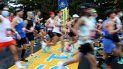 Corredores cruzan la línea de salida de la 125ta edición de la Maratón de Boston, el 11 de octubre de 2021, en Hopkinton, Massachussetts. Atletas del género no binario podrán participar en el Maratón de Londres y Boston para el 2023