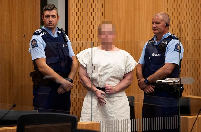 Foto de archivo de Brenton Tarrant (c), el autor del ataque contra dos mezquitas en Nueva Zelanda, mientras hace un gesto a la cámara durante su comparecencia ante el Tribunal de Distrito de Christchurch el 16 de marzo de 2019.
