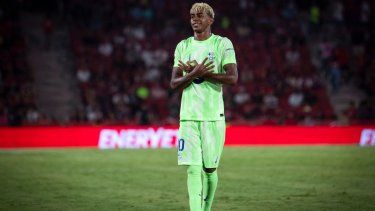 El atacante español Lamine Yamal, del Barcelona, celebra luego de anotar el tercer gol de su equipo en un partido, el 16 de agosto de 2025.