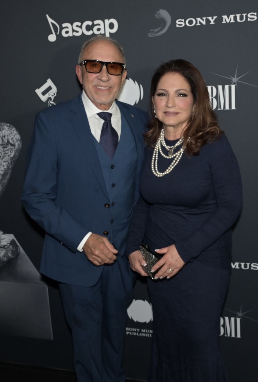 Emilio y Gloria Estefan posan en la alfombra negra de Premios La Musa 2025.