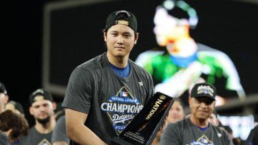 Shohei Ohtani #17 de los Dodgers de Los Ángeles sostiene el trofeo de Jugador Más Valioso (MVP) durante una ceremonia tras el cuarto juego de la Serie de Campeonato de la Liga Nacional, donde los Dodgers derrotaron a los Cerveceros de Milwaukee 5-1 en el Dodger Stadium el 17 de octubre de 2025 en Los Ángeles, California.&nbsp;