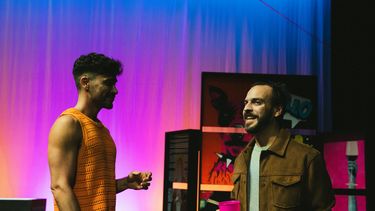 Los actores Leo Lugón y Saúl Mauricio Mendoza en una escena de la obra Smiley.