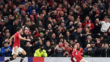 El delantero portugués del Manchester United, Cristiano Ronaldo (C), celebra el gol del tercer gol de su equipo durante el partido de fútbol del grupo F de la Liga de Campeones de la UEFA entre el Manchester United y el Atalanta.