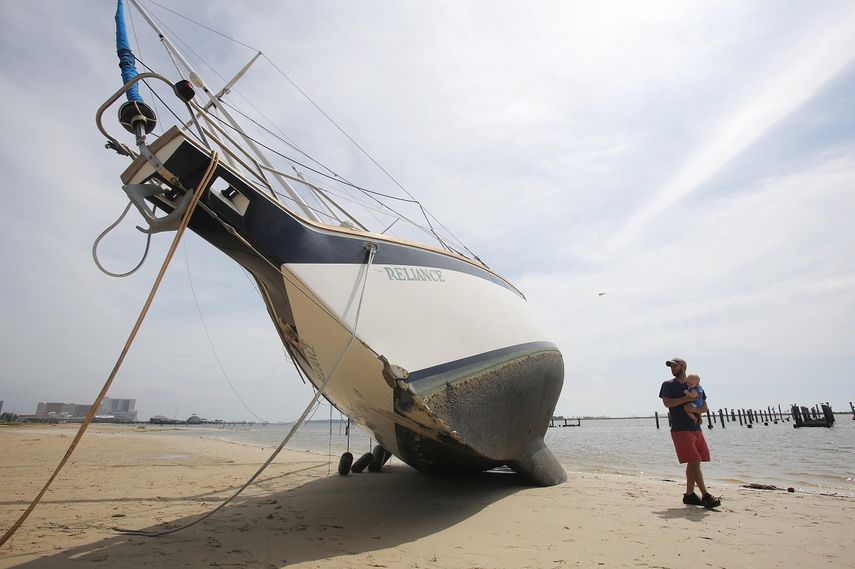 El barco de vela Reliance quedó&nbsp; varado la playa después de que fue arrastrado a tierra por el huracán Nate en Biloxi, Mississippi, EEUU.