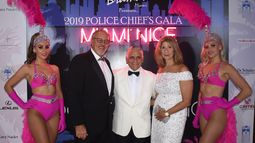 Antt Serig, Jorge Colina y Jeanette Aidone posan junto a las bailarinas.&nbsp;