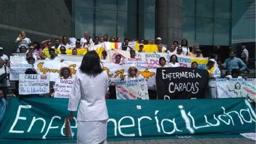 Los miembros del gremio de enfermeros marcharon en Caracas&nbsp;en apoyo al informe sobre DDHH de la alta comisionada de DDHHh de la ONU, Michelle Bachelet.