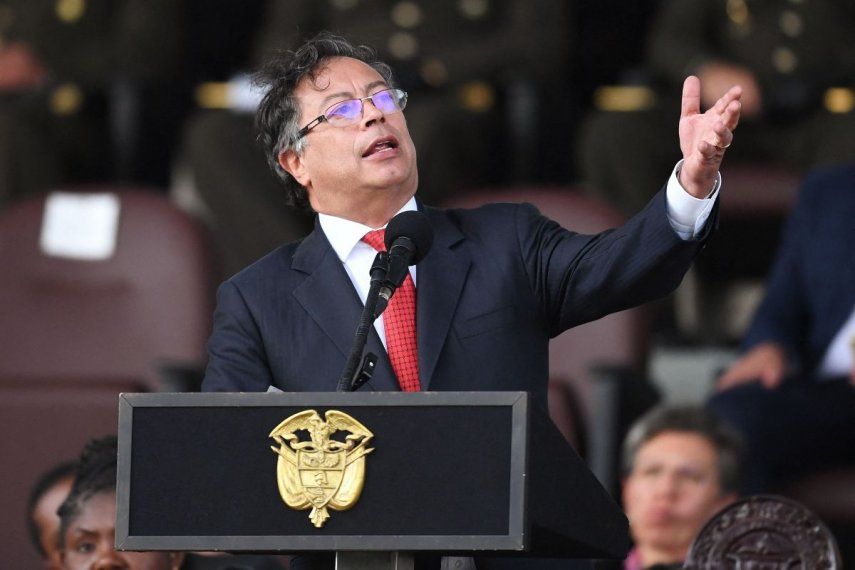 El presidente de Colombia, Gustavo Petro, pronuncia un discurso durante una ceremonia para nombrar al general Henry Sanabria como director de policía en la Escuela de Policía General Santander en Bogotá.