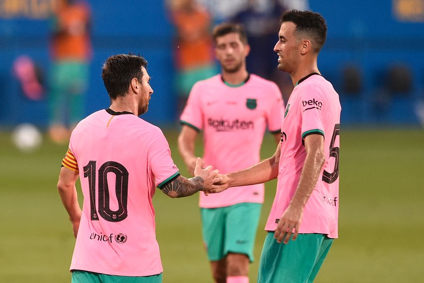 El argentino Lionel Messi es felicitado por su compa&ntilde;ero Sergio Busquets tras anotar uno de sus primeros dos goles en la era Koeman en el Barcelona