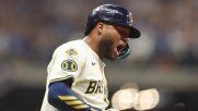 El venezolano Jackson Chourio, número 11 de los Cerveceros de Milwaukee, recorre las bases tras conectar un jonrón en la cuarta entrada contra los Cachorros de Chicago en el segundo juego de la Serie Divisional de la Liga Nacional en el American Family Field, el 6 de octubre de 2025 en Milwaukee, Wisconsin.&nbsp;
