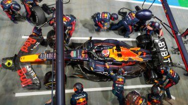 El Red Bull de Max Verstappen en la línea de pits durante un cambio de neumáticos en el Gran Premio de Singapur, el domingo 17 de septiembre de 2023.