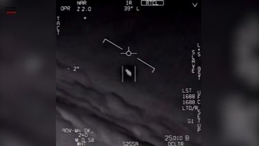 Captura de pantalla de uno delos videos publicados por el Pent&aacute;gono sobre fen&oacute;menos voladores no identificados.