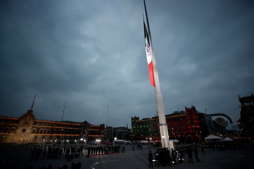 Vista general del izamiento de la bandera de&nbsp;México.&nbsp;