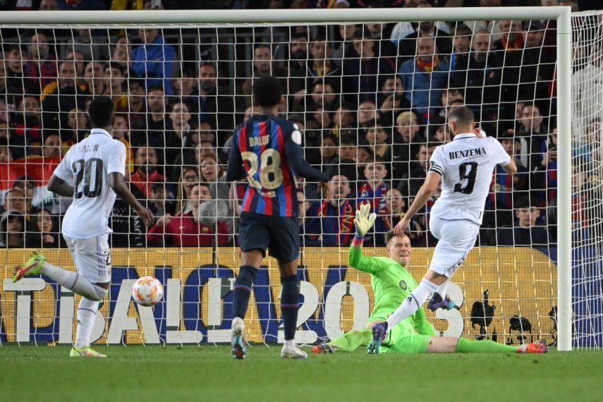 Momento en el que Karim Benzema anota el tercer gol del encuentro para el Real Madrid en el triunfo contra el Barcelona en la Copa del Rey. LaLiga anunció que el primer choque de la nueva temporada 2023-24 será el 29 de octubre de 2023