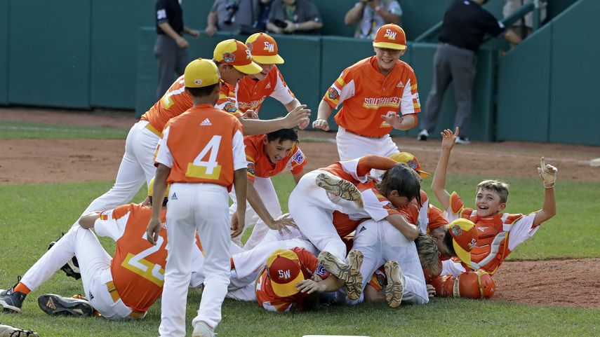 El equipo de River Ridge, Luisiana, celebra un triunfo 8-0 sobre Curazao en el juego de campeonato de la Serie Mundial de Pequeñas Ligas, en South Williamsport, Pensilvania, el domingo 25 de agosto de 2019.&nbsp;