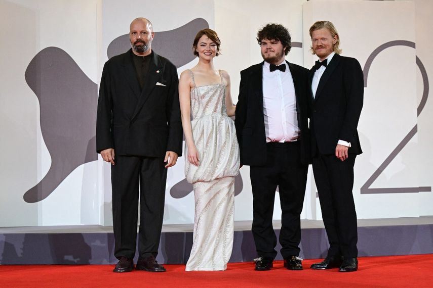 El director y guionista griego Yorgos Lanthimos, Emma Stone, Aidan Delbis y Jesse Plemons posan en la alfombra roja antes de la proyección de la película Bugonia, presentada en competición en el 82º Festival Internacional de Cine de Venecia, en el Lido de Venecia el 28 de agosto de 2025.