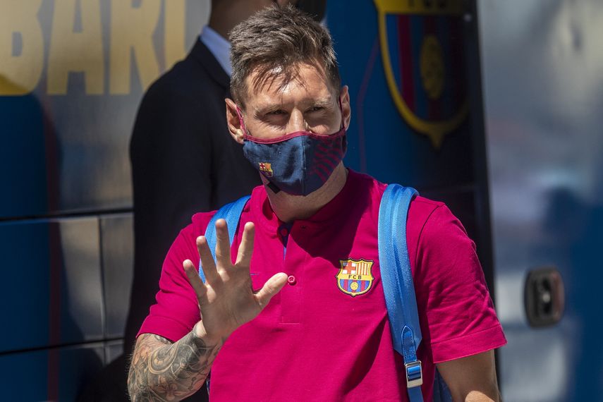En esta foto del 13 de agosto de 2020, el delantero argentino Lionel Messi del Barcelona llega al hotel del club en Lisboa.