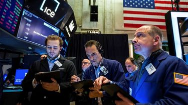 Agentes de Wall Street reaccionan al gran desplome de las acciones en Bolsa.
